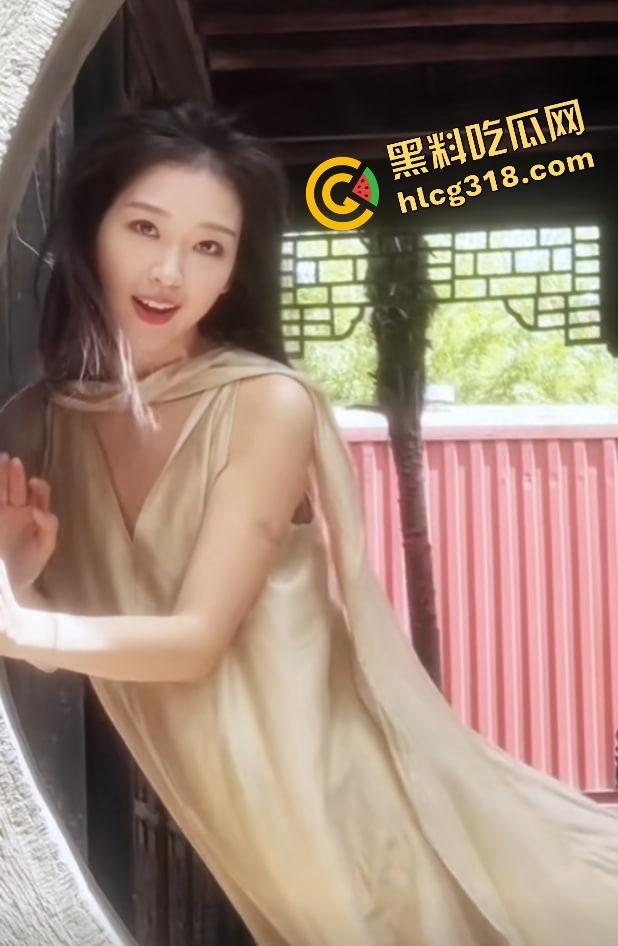 短剧女演员『腾泽文』聊天记录被爆出秒删,剧组夫妻戏玩到现实早期潜规则视频被扒出,微博热搜疯狂控评!-12