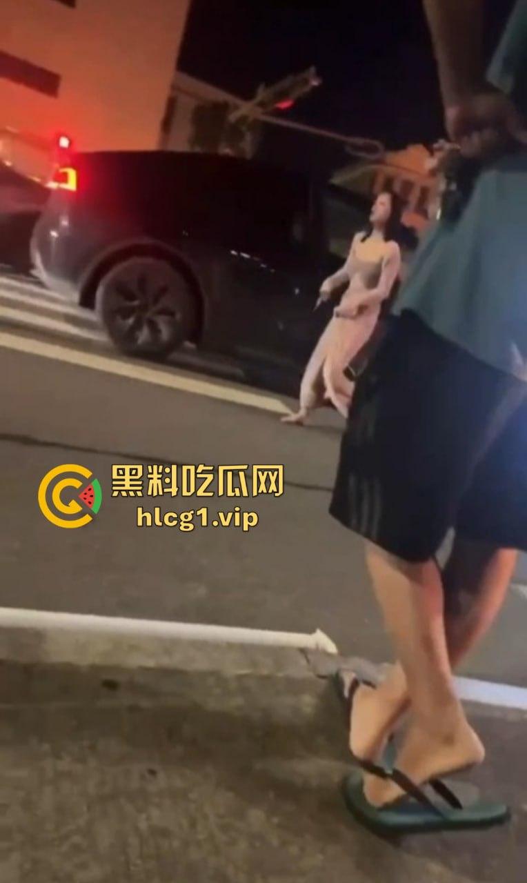 小仙女失控大闹现场!怒怼围观群众不锁死就撞死你们!当着警察面还动手打人,真把自己当仙女了?-2