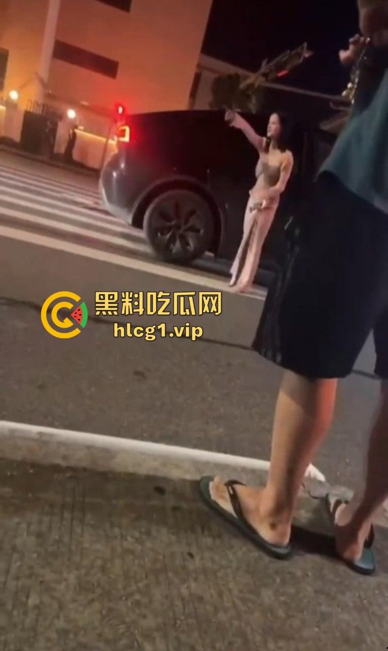 小仙女失控大闹现场!怒怼围观群众不锁死就撞死你们!当着警察面还动手打人,真把自己当仙女了?-3