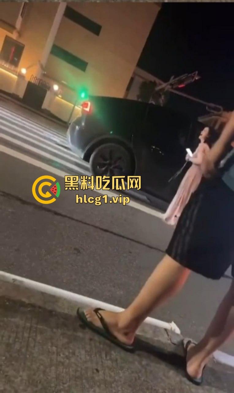 小仙女失控大闹现场!怒怼围观群众不锁死就撞死你们!当着警察面还动手打人,真把自己当仙女了?-4