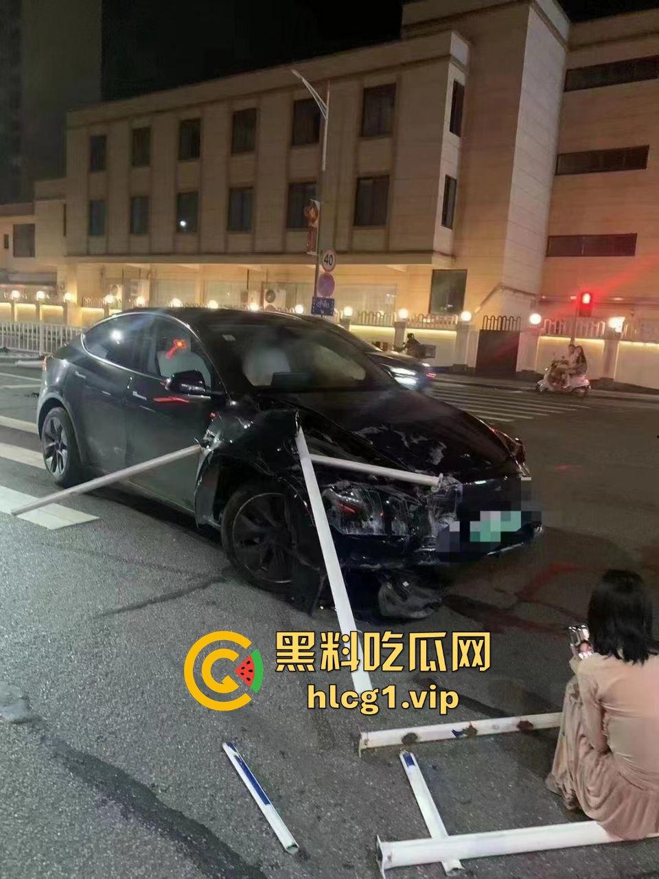 小仙女失控大闹现场!怒怼围观群众不锁死就撞死你们!当着警察面还动手打人,真把自己当仙女了?-8