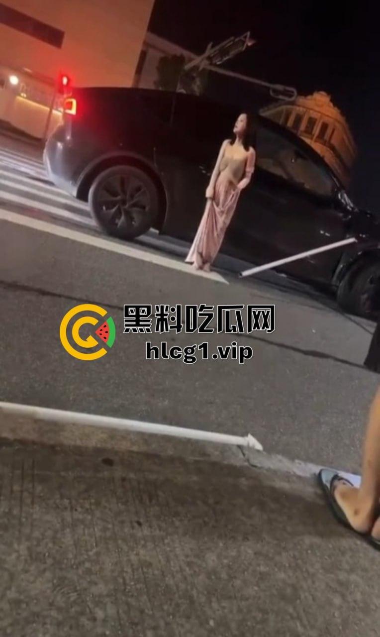 小仙女失控大闹现场!怒怼围观群众不锁死就撞死你们!当着警察面还动手打人,真把自己当仙女了?-11