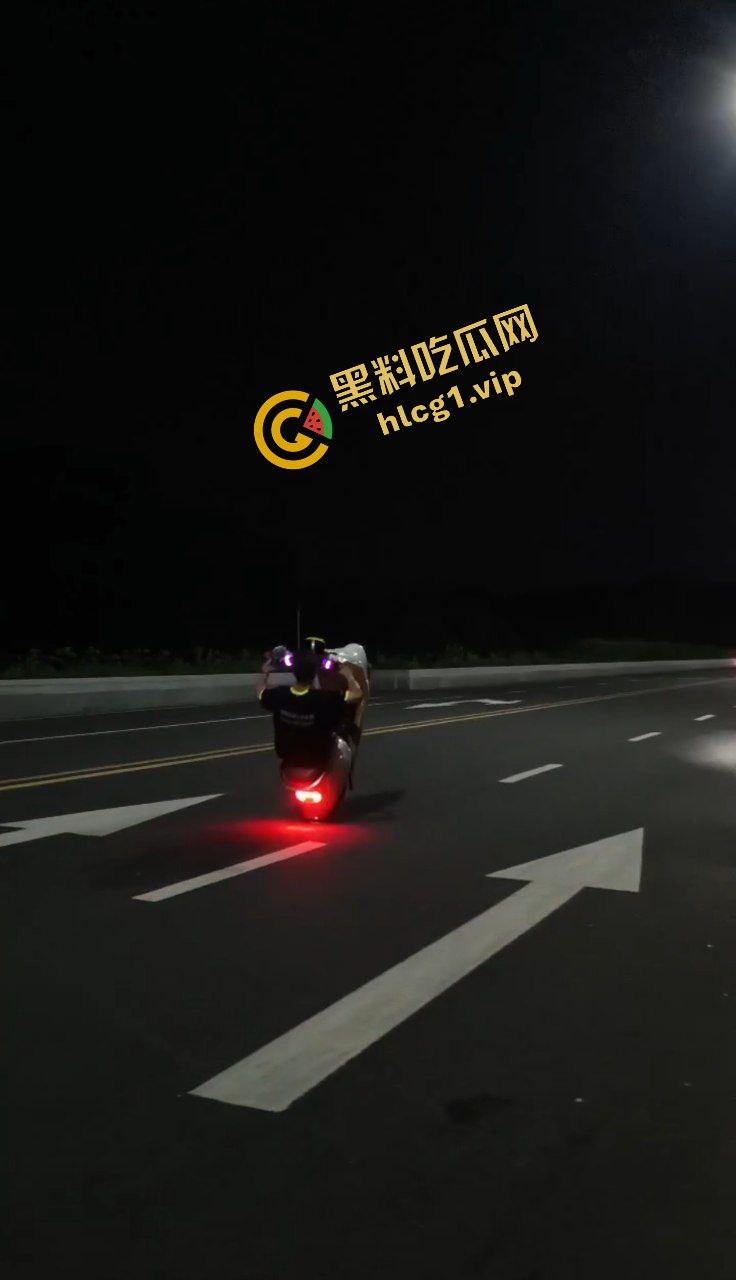 广东中山小榄镇 鬼火少年炫技飙车失败 对撞致车辆散架 倒地不起!-3