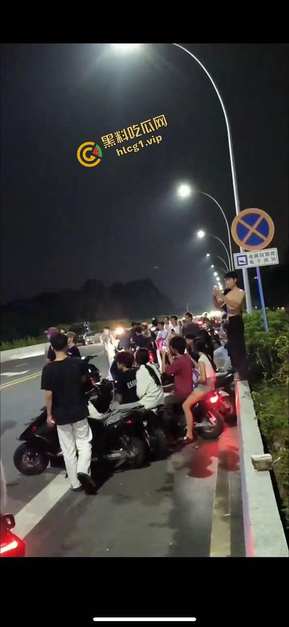 广东中山小榄镇 鬼火少年炫技飙车失败 对撞致车辆散架 倒地不起!-4