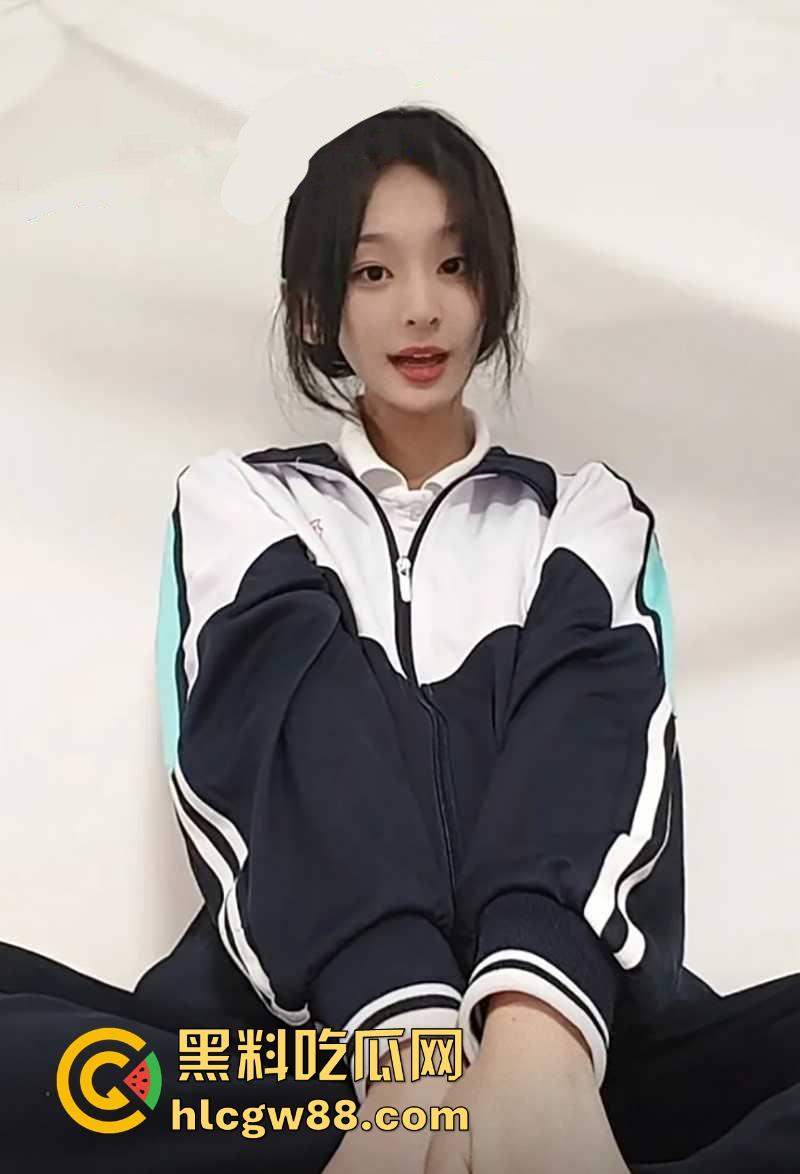 辽宁师范大学钢琴艺考生【刘小萌】高中时期裸聊视频被曝光 小小年纪就骚性大发的母狗 内容炸裂!-5