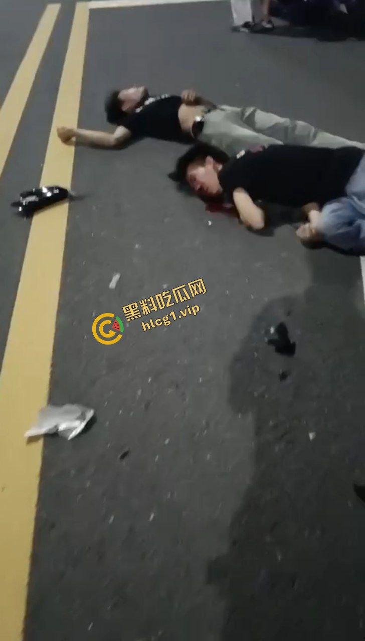 广东中山小榄镇 鬼火少年炫技飙车失败 对撞致车辆散架 倒地不起!-5