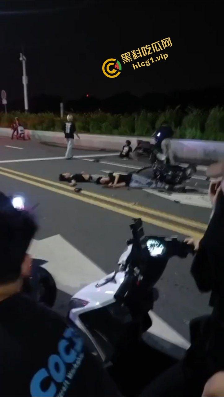 广东中山小榄镇 鬼火少年炫技飙车失败 对撞致车辆散架 倒地不起!-6