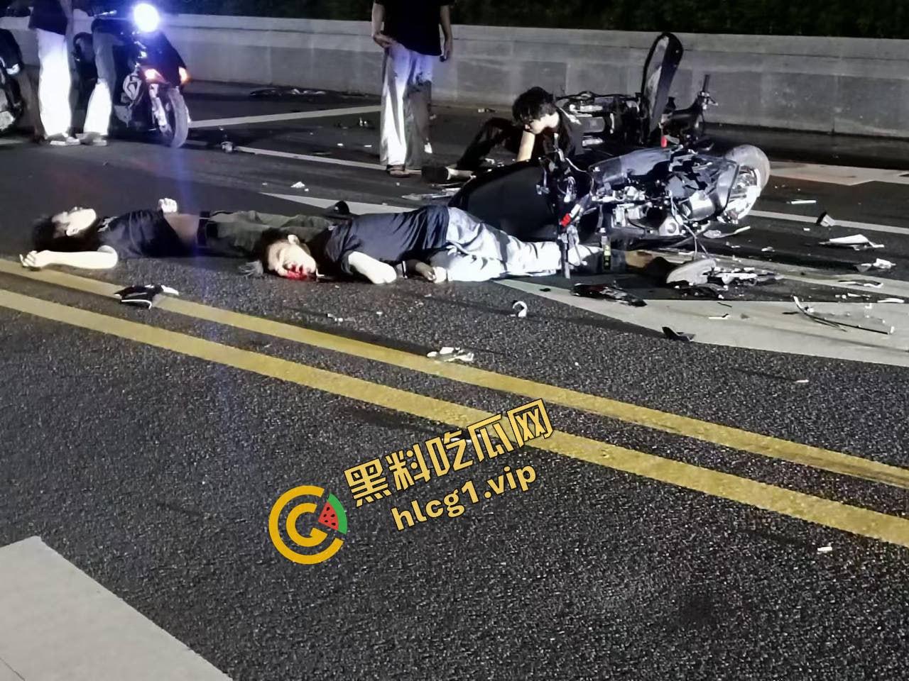 广东中山小榄镇 鬼火少年炫技飙车失败 对撞致车辆散架 倒地不起!-8