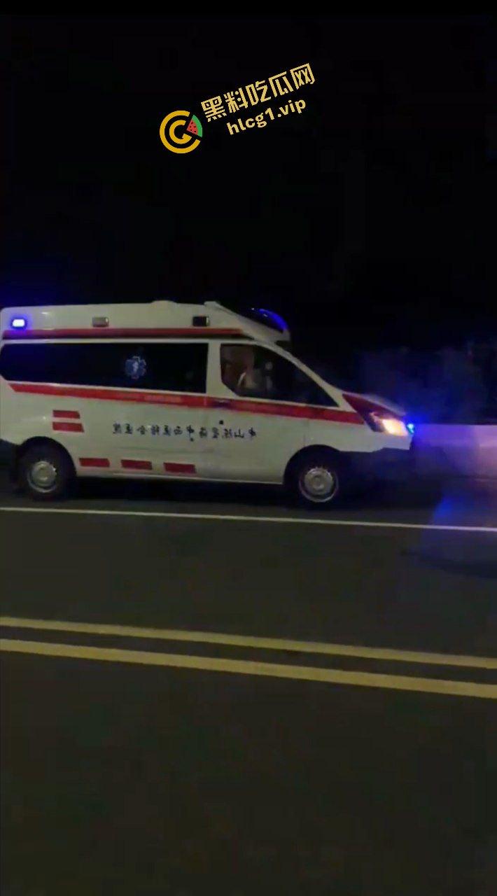 广东中山小榄镇 鬼火少年炫技飙车失败 对撞致车辆散架 倒地不起!-9