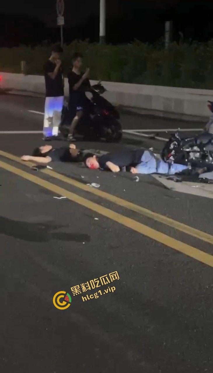 广东中山小榄镇 鬼火少年炫技飙车失败 对撞致车辆散架 倒地不起!-10