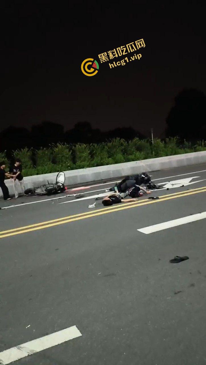 广东中山小榄镇 鬼火少年炫技飙车失败 对撞致车辆散架 倒地不起!-11