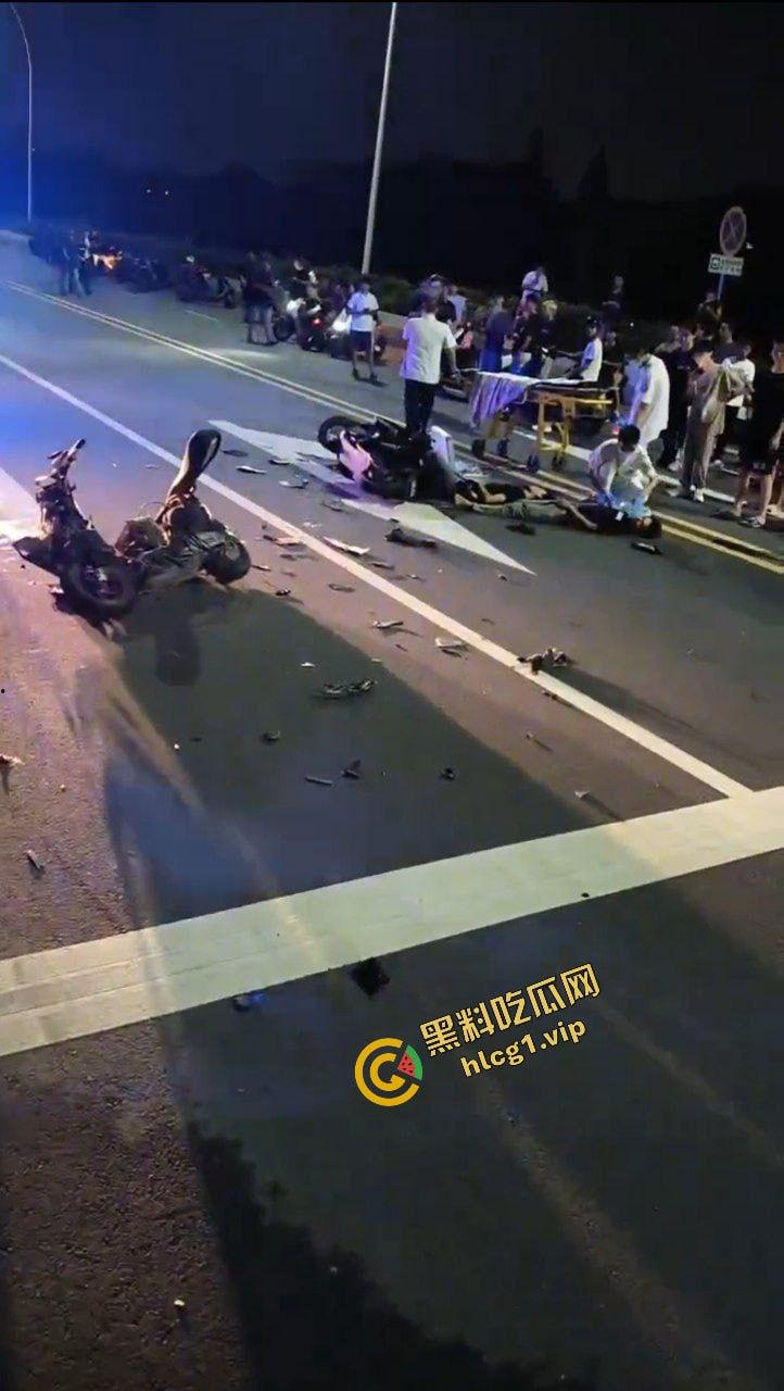 广东中山小榄镇 鬼火少年炫技飙车失败 对撞致车辆散架 倒地不起!-12