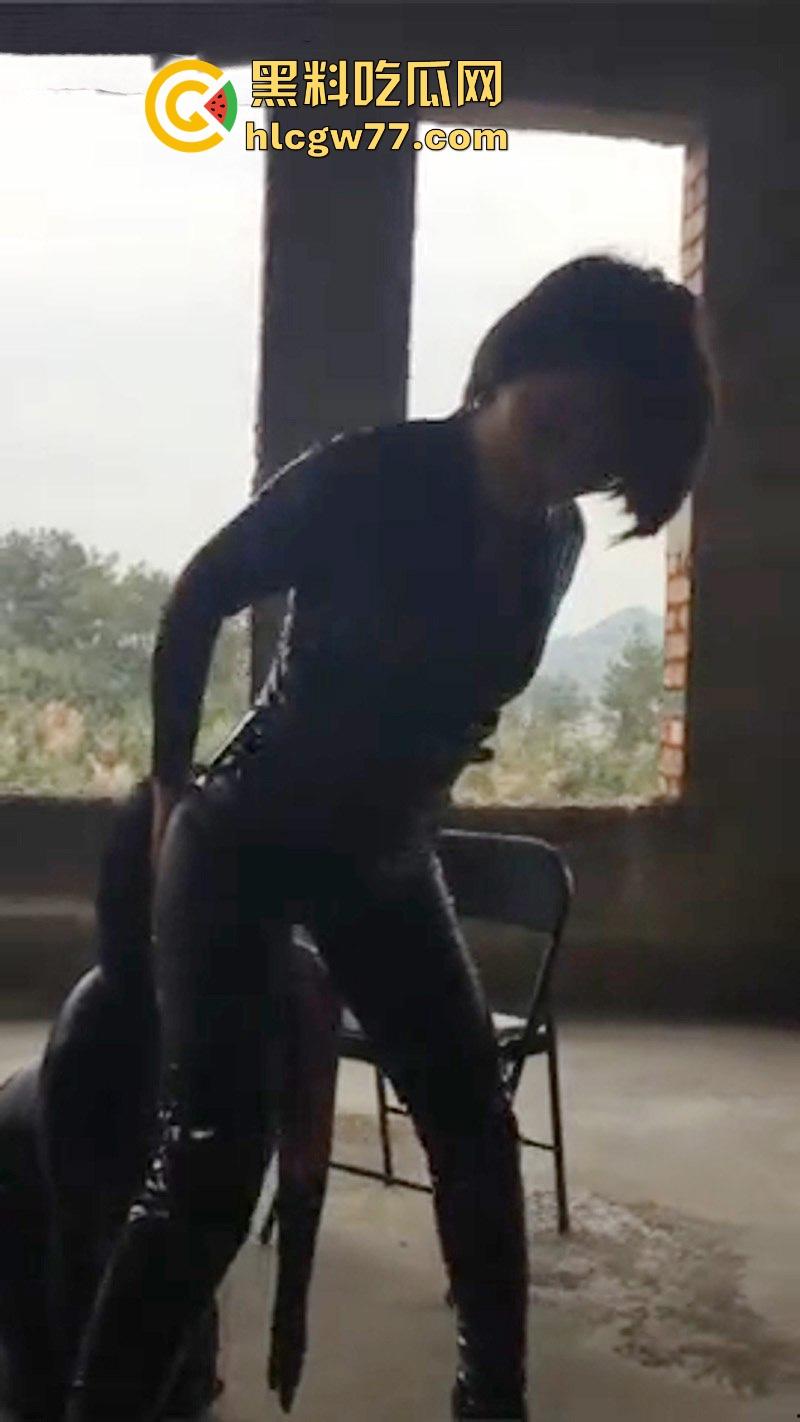 国产稀有女王户外调教 牵着性感开档皮裤女奴 烂尾楼里肆意调教 各种玩法轮番上阵！-3