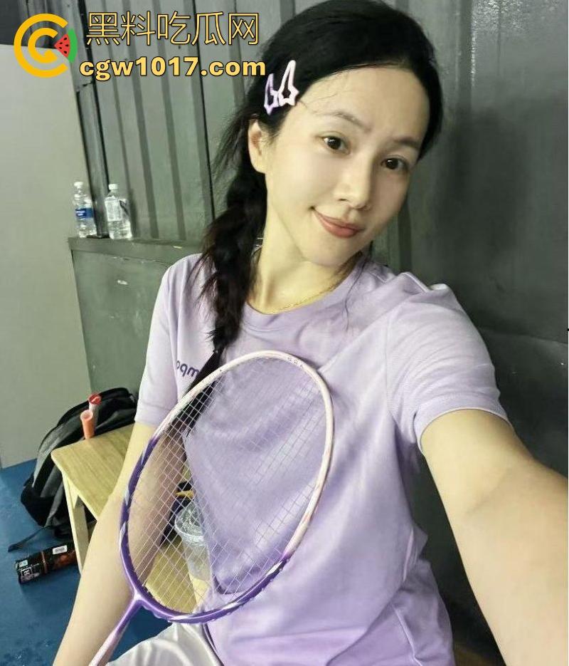 嫂子身穿紫色战袍户外露出，路边扣小骚逼扣出水，迫不及待回车上无套猛插，爽到全程浪叫不断！