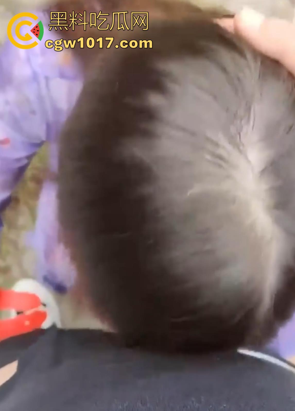 嫂子身穿紫色战袍户外露出,路边扣小骚逼扣出水,迫不及待回车上无套猛插,爽到全程浪叫不断!-4