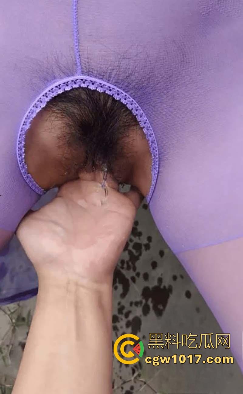 嫂子身穿紫色战袍户外露出,路边扣小骚逼扣出水,迫不及待回车上无套猛插,爽到全程浪叫不断!-6