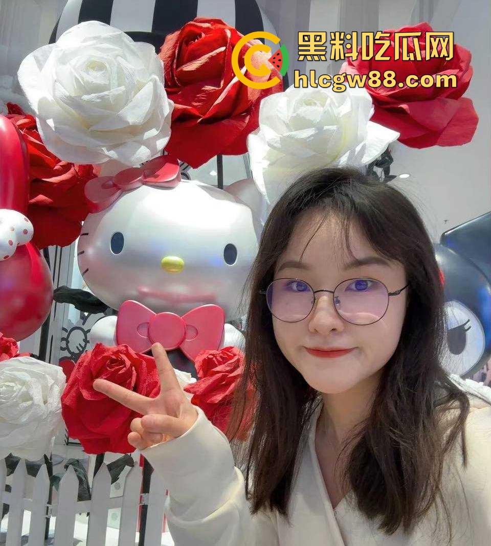 广东工业大学眼镜学生妹【周扬莹】男友相约酒店 情趣睡衣先上阵 男友大量精子往逼里面猛灌的视频曝光!-4