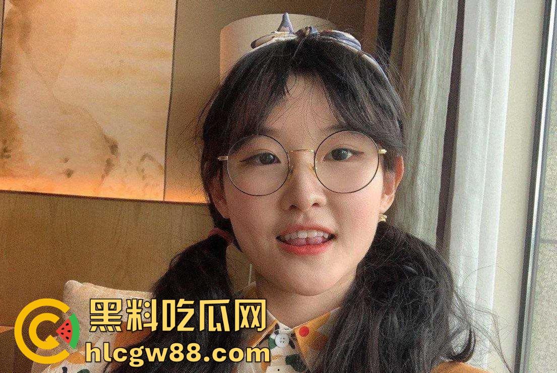 广东工业大学眼镜学生妹【周扬莹】男友相约酒店 情趣睡衣先上阵 男友大量精子往逼里面猛灌的视频曝光!-8