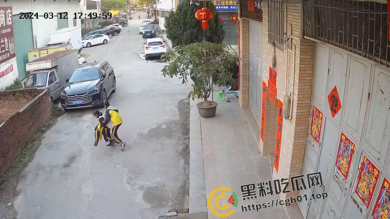 天津河东中心小学初中生猥亵小女孩  女孩惨叫瘆人 老师辟谣男孩不正常  现场监控流出-4