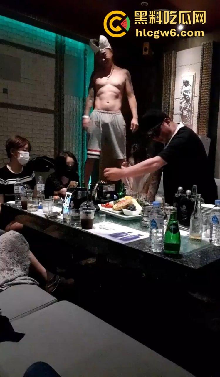 韩国暗黑KTV擦边直播太离谱,36D豪乳坐台妹现场被摸奶扣穴,棒子隔着衣服都要扣出水,再直播估计就现场艹了!-4