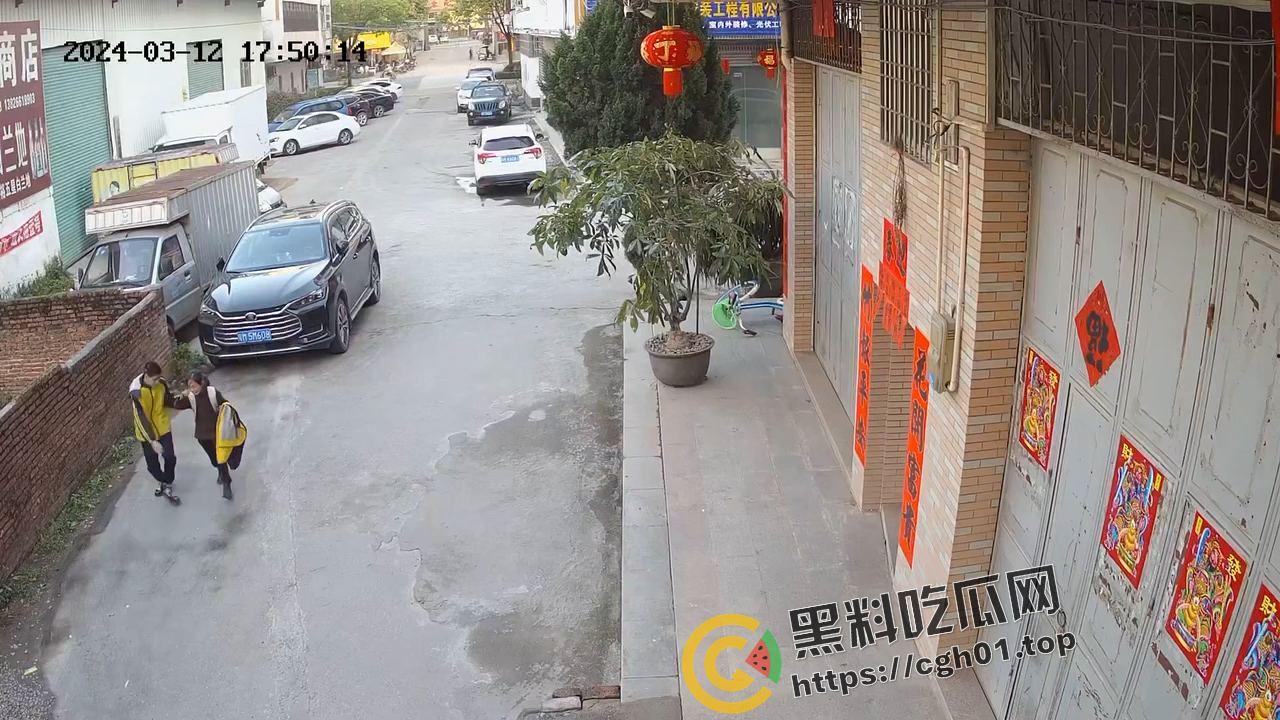 天津河东中心小学初中生猥亵小女孩  女孩惨叫瘆人 老师辟谣男孩不正常  现场监控流出-6