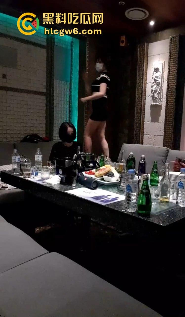韩国暗黑KTV擦边直播太离谱,36D豪乳坐台妹现场被摸奶扣穴,棒子隔着衣服都要扣出水,再直播估计就现场艹了!-9