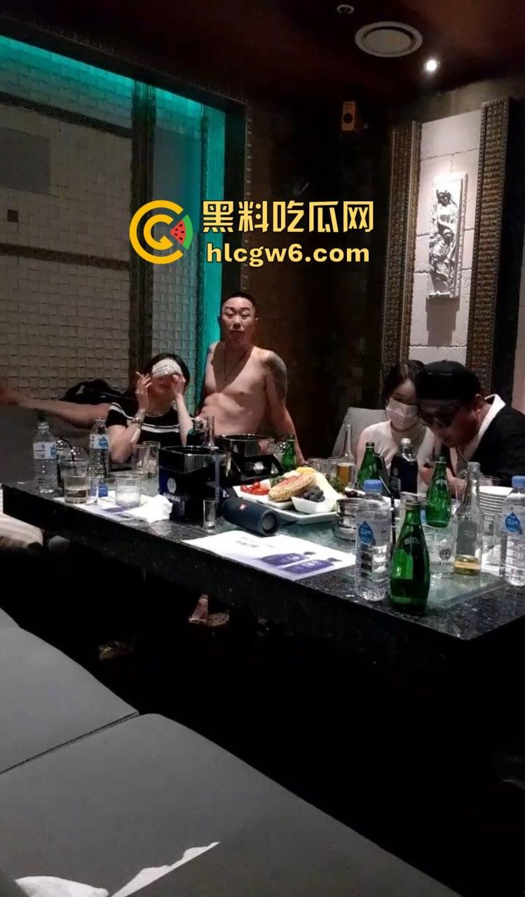 韩国暗黑KTV擦边直播太离谱,36D豪乳坐台妹现场被摸奶扣穴,棒子隔着衣服都要扣出水,再直播估计就现场艹了!-10