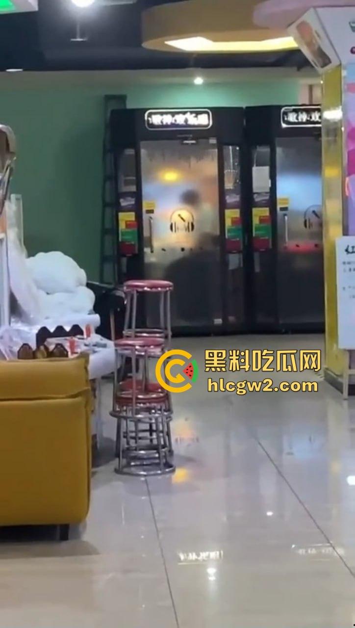 郑州万达K歌房变啪啪房！小情侣激情开战，小男友2分钟交卷，快枪手无疑！