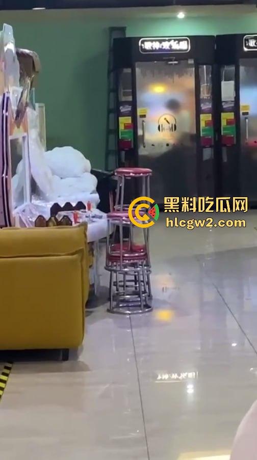 郑州万达K歌房变啪啪房!小情侣激情开战,小男友2分钟交卷,快枪手无疑!-2