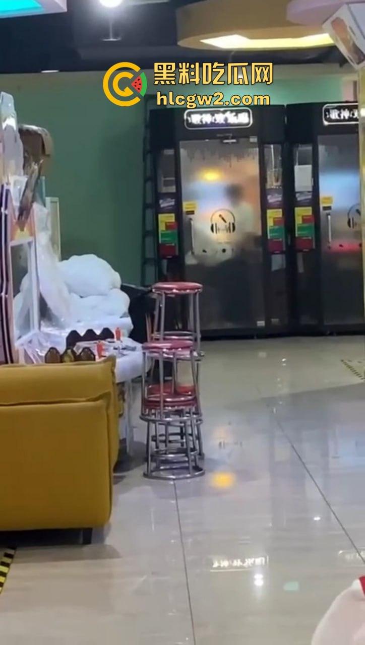 郑州万达K歌房变啪啪房!小情侣激情开战,小男友2分钟交卷,快枪手无疑!-6