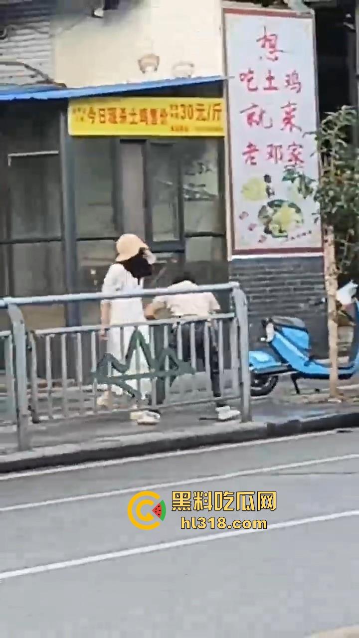 广西桂林七星区彪悍少妇当街捉奸殴打渣男，一路追逐一路殴打，拳脚相加，最后还把渣男打哭了！-3