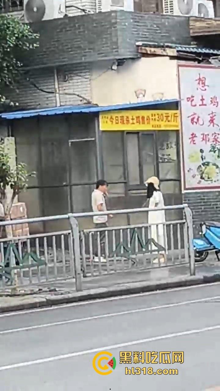 广西桂林七星区彪悍少妇当街捉奸殴打渣男，一路追逐一路殴打，拳脚相加，最后还把渣男打哭了！-5