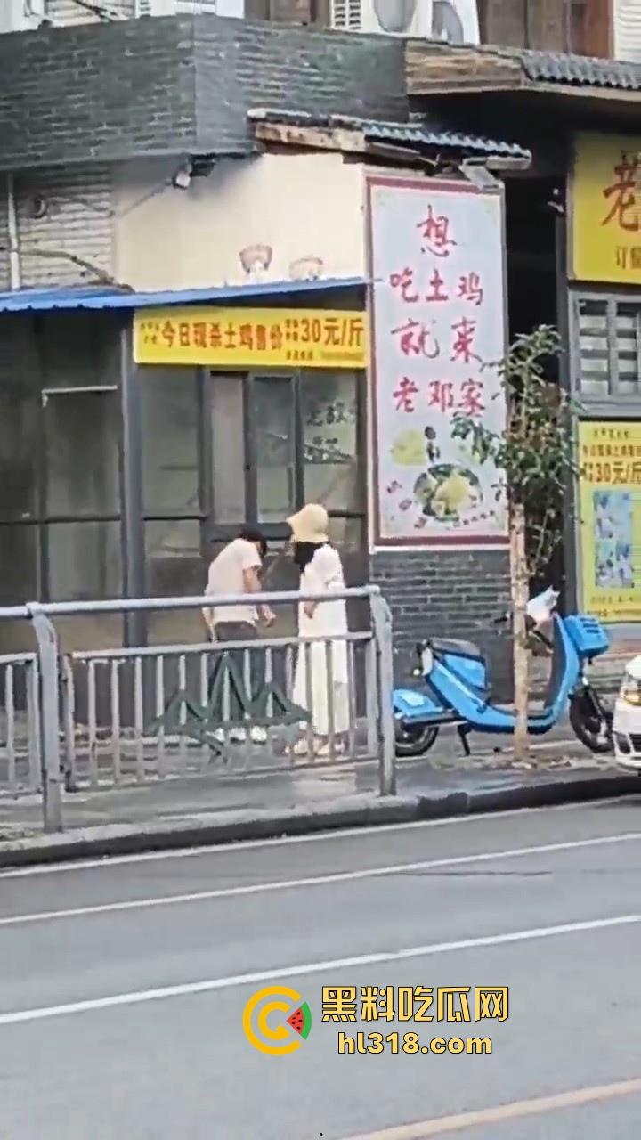 广西桂林七星区彪悍少妇当街捉奸殴打渣男，一路追逐一路殴打，拳脚相加，最后还把渣男打哭了！-6