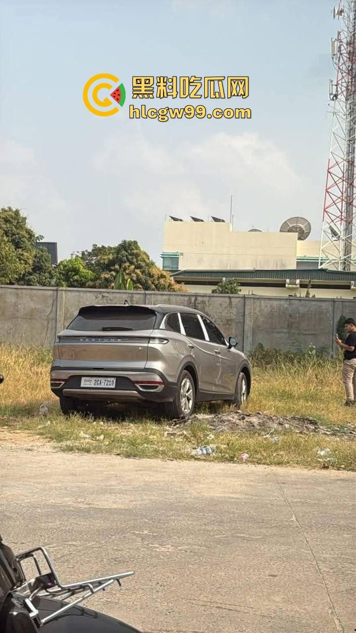 海外大事件!手枪威胁不管用,后面紧急调AK兄弟出来镇场面?柬埔寨还真乱,亡命之徒也真不怕死。-2