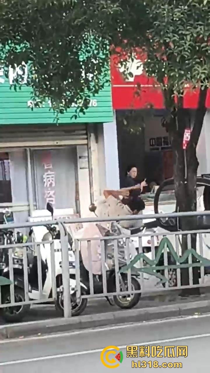 广西桂林七星区彪悍少妇当街捉奸殴打渣男，一路追逐一路殴打，拳脚相加，最后还把渣男打哭了！-8