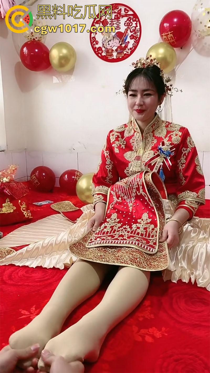 操别人老婆就是爽，尤其是刚新婚的，多个新婚新娘，穿禾服出轨视频流出，被大屌伴郎爆操抽插，含着鸡巴跪地摇尾巴！