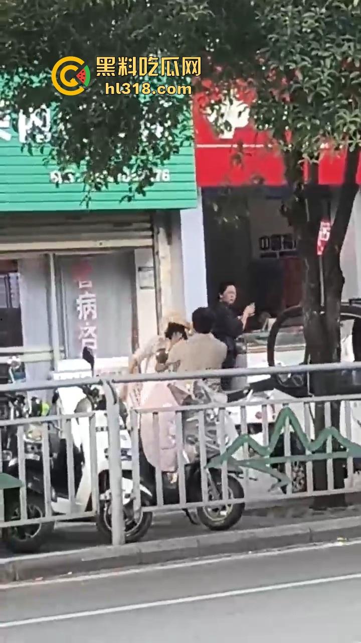 广西桂林七星区彪悍少妇当街捉奸殴打渣男，一路追逐一路殴打，拳脚相加，最后还把渣男打哭了！-9