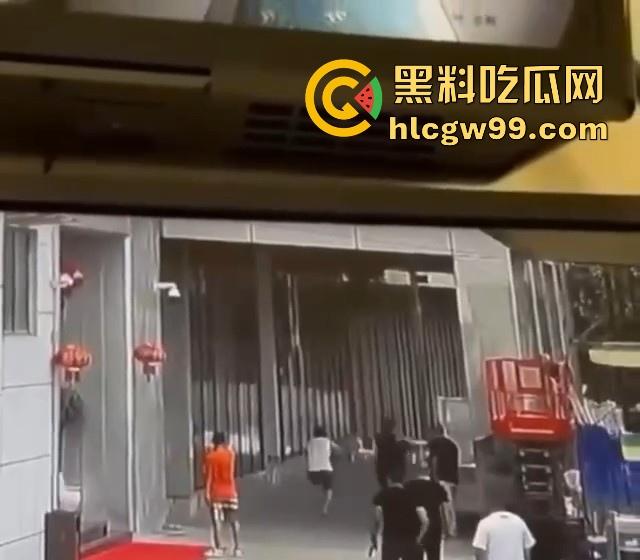 海外大事件!手枪威胁不管用,后面紧急调AK兄弟出来镇场面?柬埔寨还真乱,亡命之徒也真不怕死。-8