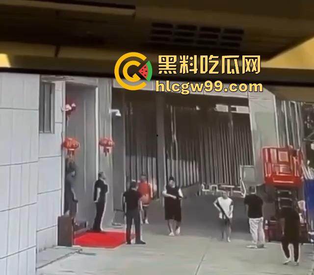 海外大事件!手枪威胁不管用,后面紧急调AK兄弟出来镇场面?柬埔寨还真乱,亡命之徒也真不怕死。-11