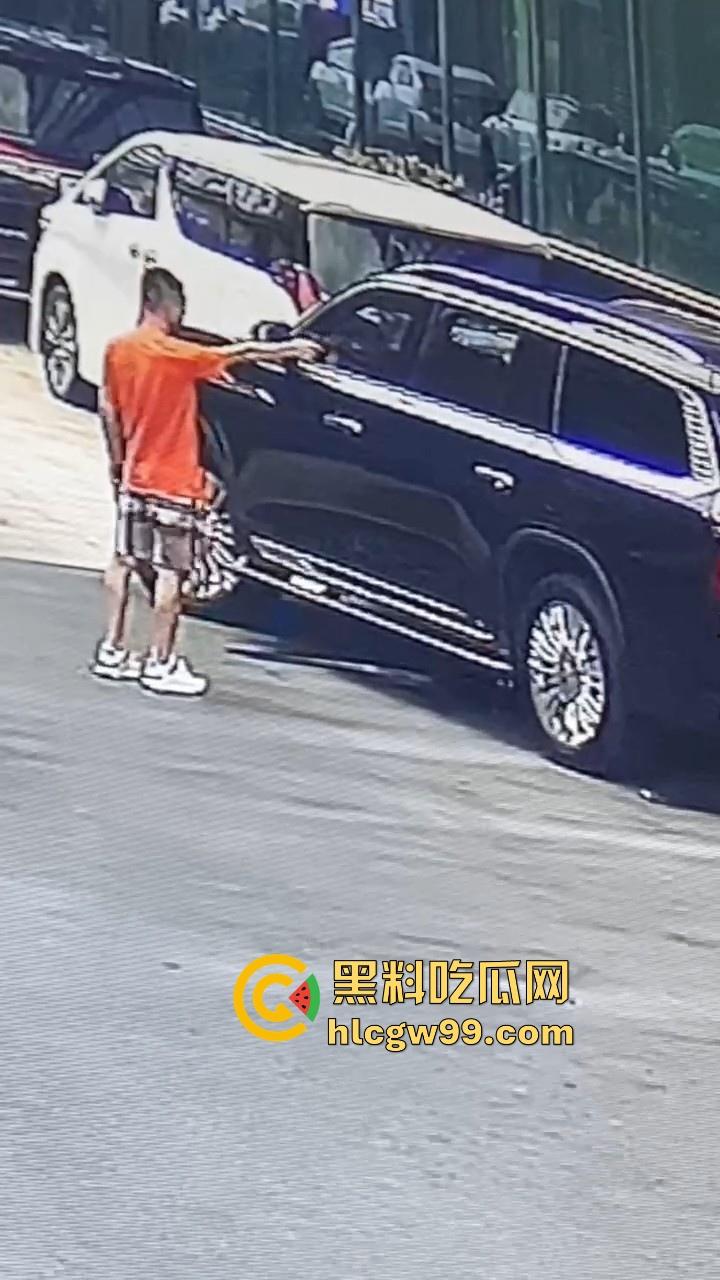 海外大事件!手枪威胁不管用,后面紧急调AK兄弟出来镇场面?柬埔寨还真乱,亡命之徒也真不怕死。-14