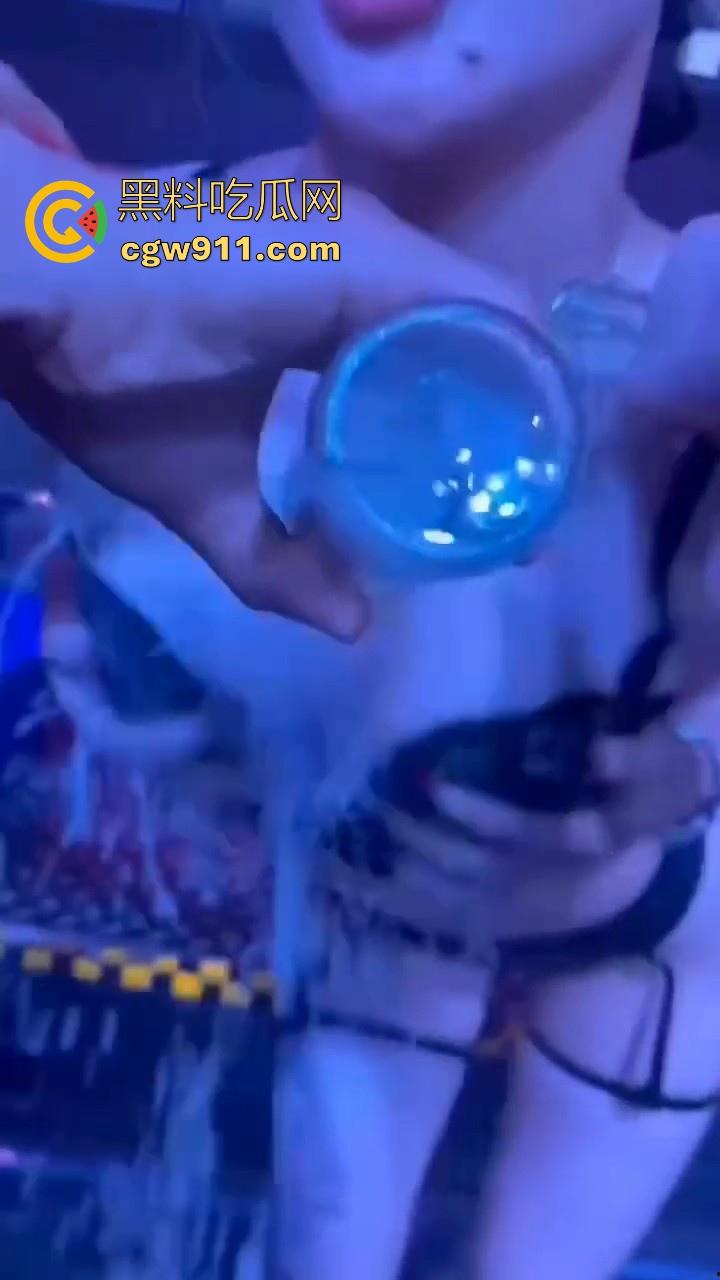 酒池肉林的生活真让人羡慕啊!一上卡座大奶骚鸡主动伺候,卡座上操逼,扣穴、口爆只要钱到位没什么不可!-2