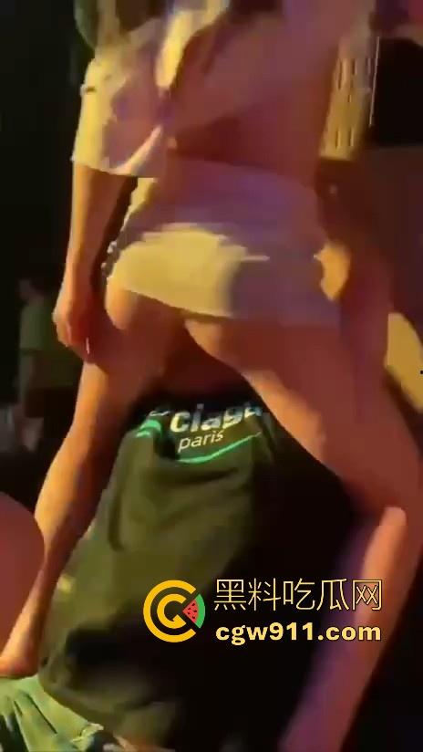 酒池肉林的生活真让人羡慕啊!一上卡座大奶骚鸡主动伺候,卡座上操逼,扣穴、口爆只要钱到位没什么不可!-6