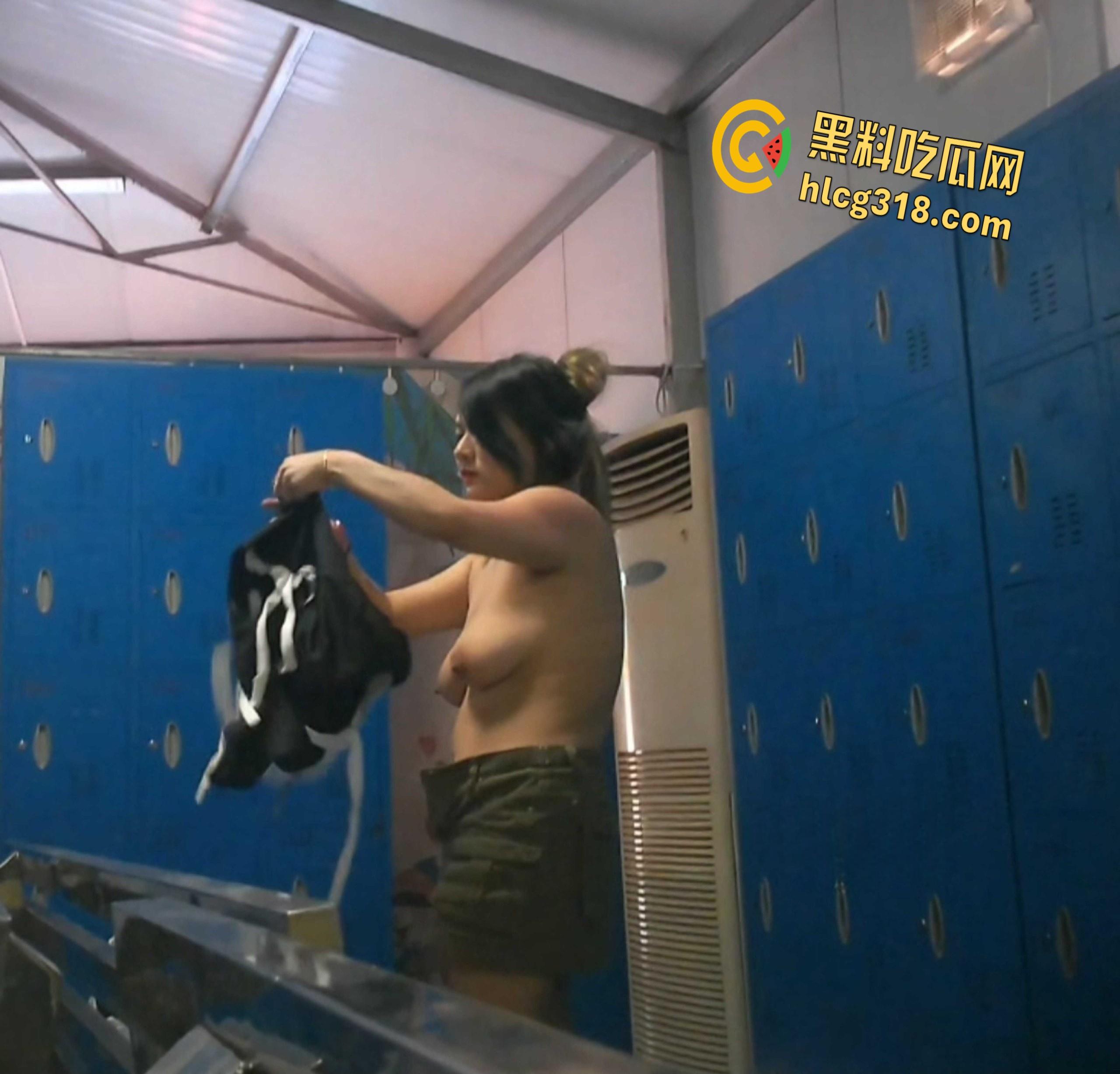 大神偷拍某水上乐园更衣室,多位美乳妹子极品少妇, 偷拍性感酮体换衣过程 !-3