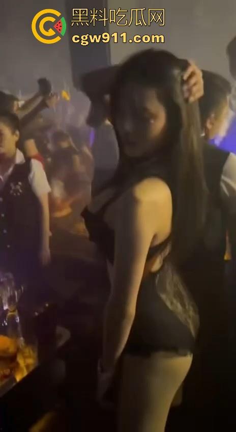 酒池肉林的生活真让人羡慕啊!一上卡座大奶骚鸡主动伺候,卡座上操逼,扣穴、口爆只要钱到位没什么不可!-12