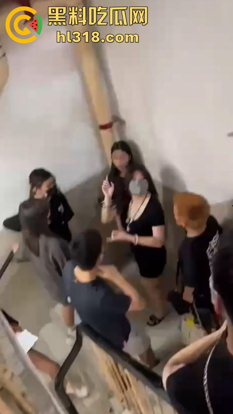 广西清纯小美女遭霸凌,被几个精神小妹,携带黄毛围堵走廊,各种语言嘲讽和扇嘴巴,还录视频炫耀!-2
