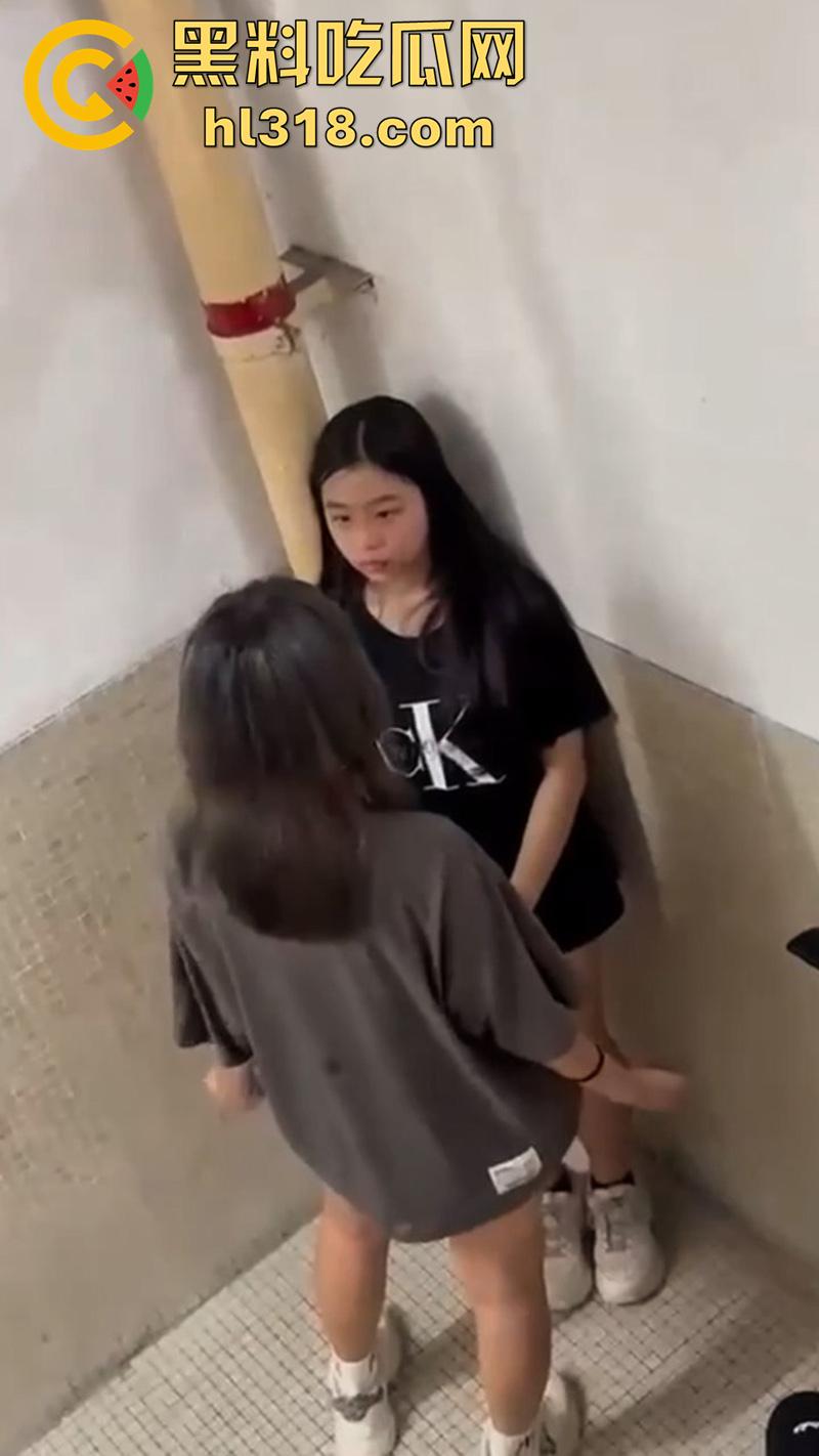 广西清纯小美女遭霸凌,被几个精神小妹,携带黄毛围堵走廊,各种语言嘲讽和扇嘴巴,还录视频炫耀!-3