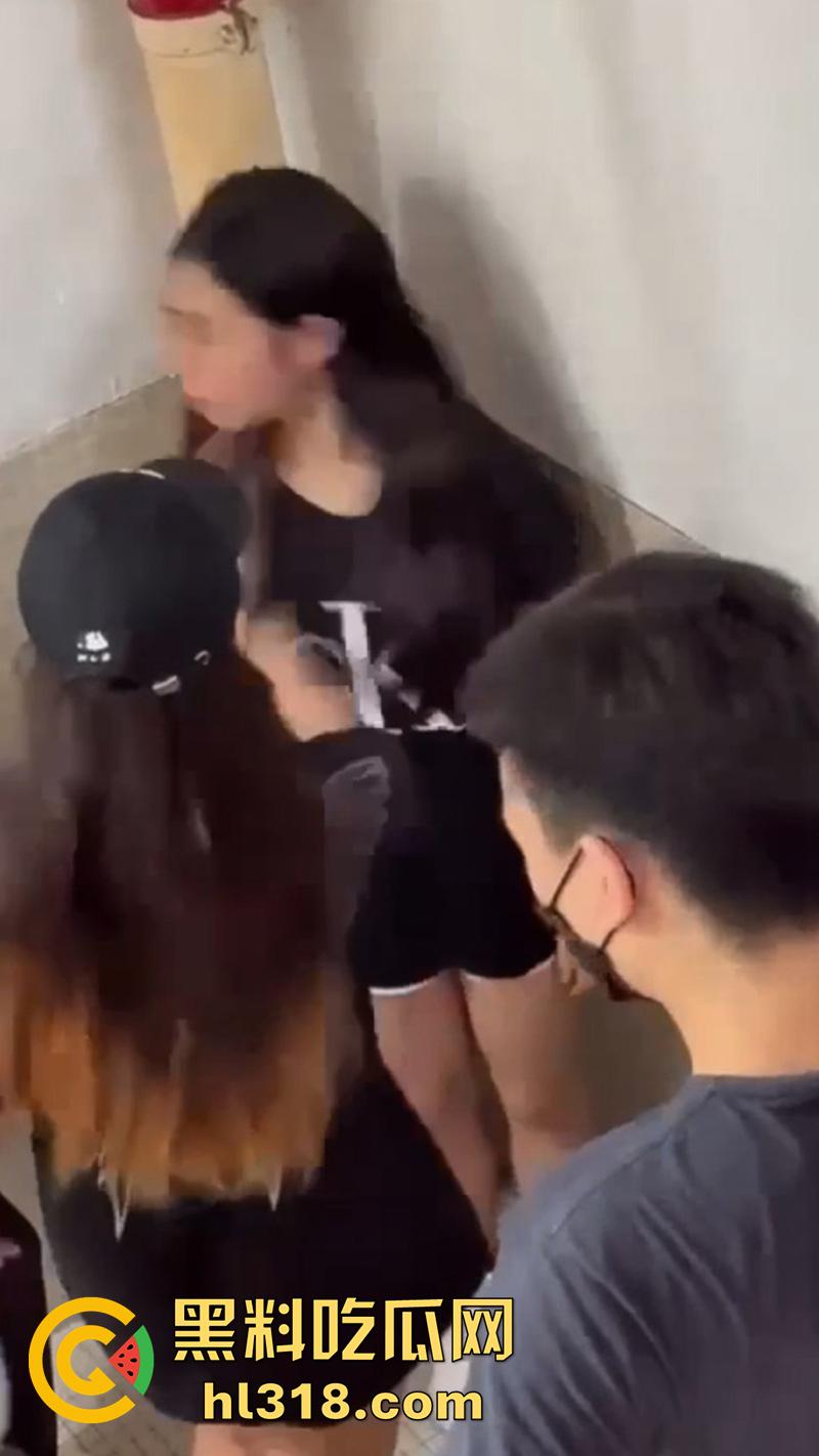 广西清纯小美女遭霸凌,被几个精神小妹,携带黄毛围堵走廊,各种语言嘲讽和扇嘴巴,还录视频炫耀!-4