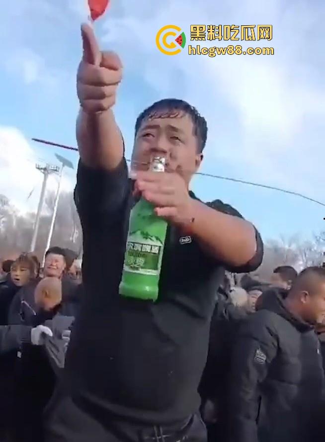 辽宁营口大石桥对棚艺人梦魇,吃瓜见证铁丝穿嘴竹筒之舞,诡异美感看着就疼!-4