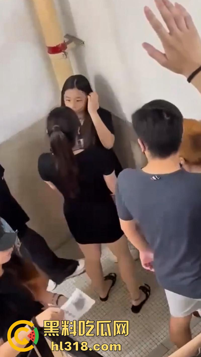 广西清纯小美女遭霸凌,被几个精神小妹,携带黄毛围堵走廊,各种语言嘲讽和扇嘴巴,还录视频炫耀!-5