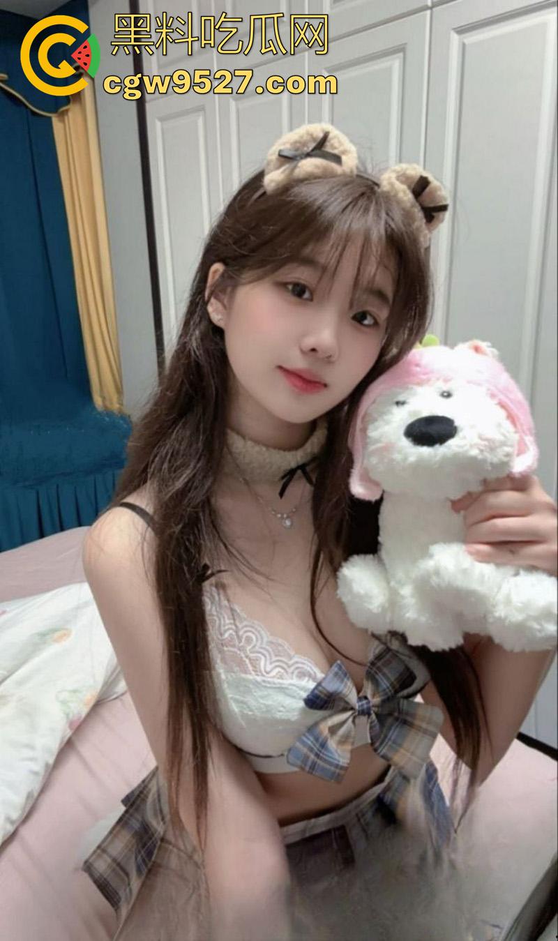 江西华东交通大学，大一新生萌妹【唐沁茹】，酒店约炮体育生被偷拍，跪地口交画面超刺激！
